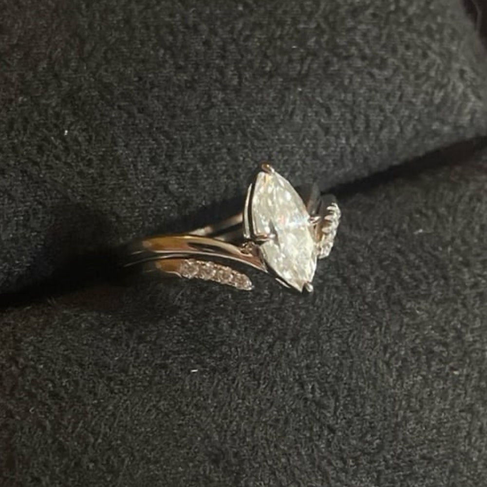 Beautiful Vintage Style Certified 2.8 CTTW Marquise Cut Wedding Set. Size 10